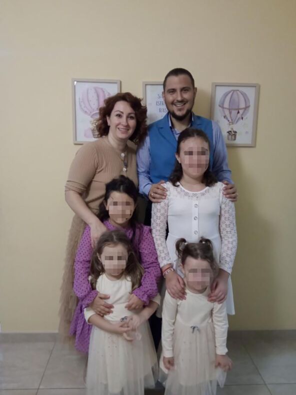 Sveštenik Bogdan sa suprugom Jovanom i ćerkama.jpg