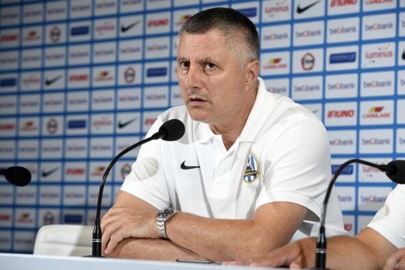 Tomislav Ivković daje izjavu pred mikrofonom.