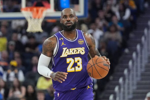 Lebron Džejms vodi loptu na utakmici Lejkersa