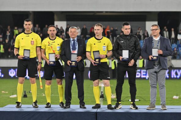 Pavle Ilić sa sudijama posle finala Kupa Srbije.
