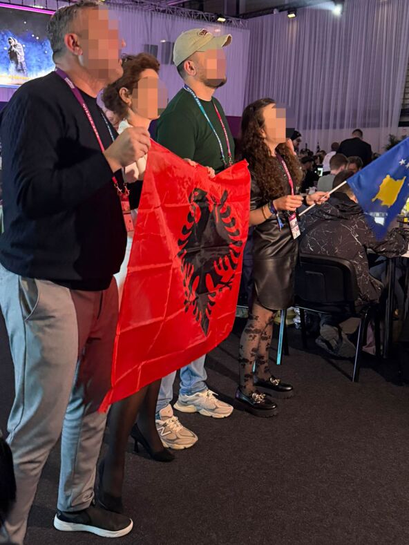 Skandal! Albanski novinari mašu zastavom Albanije i tzv samoprozvane drzave Kosovo (1).jpg