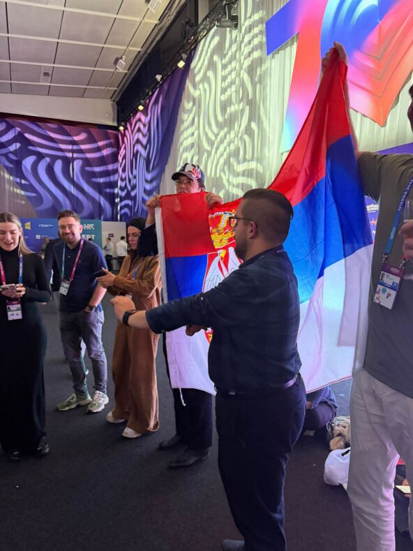 Evo kako se navija za Srbiju Lavina zapalili scenu, fanovi ih bodre svim snagamaEvo kako se navija za Srbiju Lavina zapalili scenu, fanovi ih bodre svim snagama (4).jpg