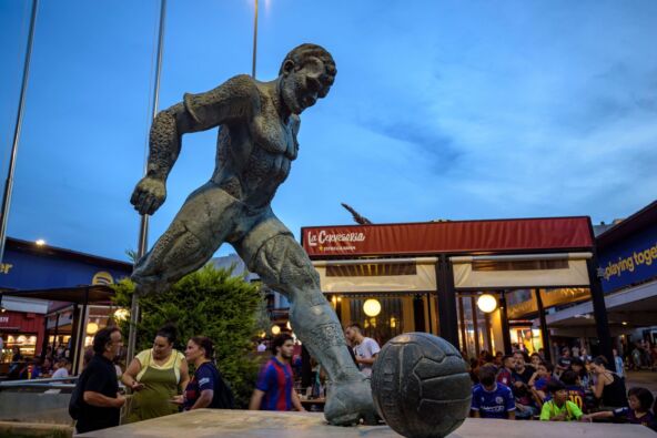 Laslo Kubala statua ispred Kamp Nou