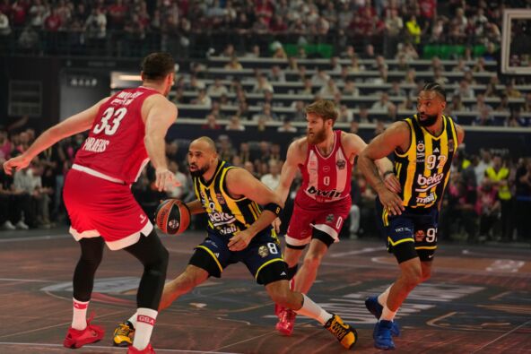 Horton Taker u prodoru na utakmici Olimpijakos Fenerbahče