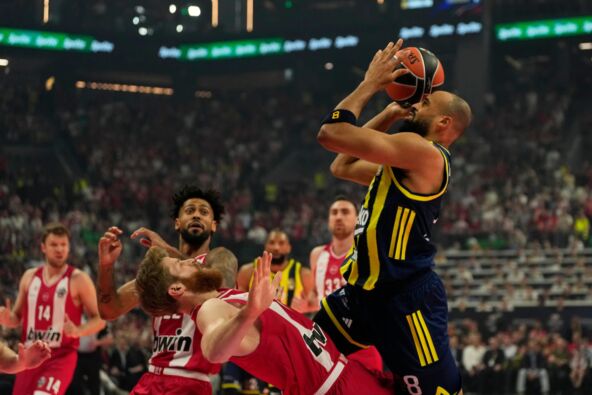 Tejlen Horton Taker šutira na koš protiv Fenerbahčea
