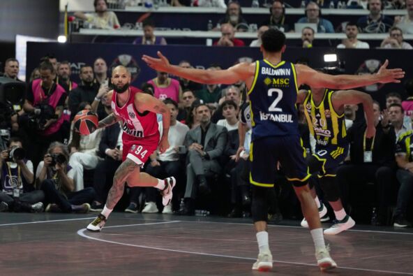 Evan Furnije u napadu na Olimpijakos Fenerbahče
