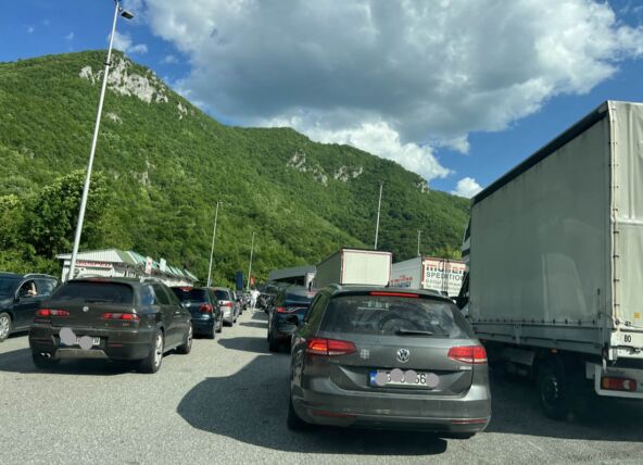 Kolona na granici (2).jpg
