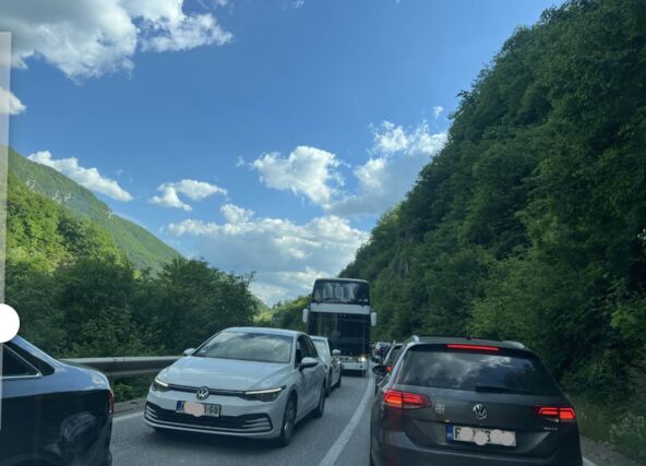 Kolona na granici (3).jpg