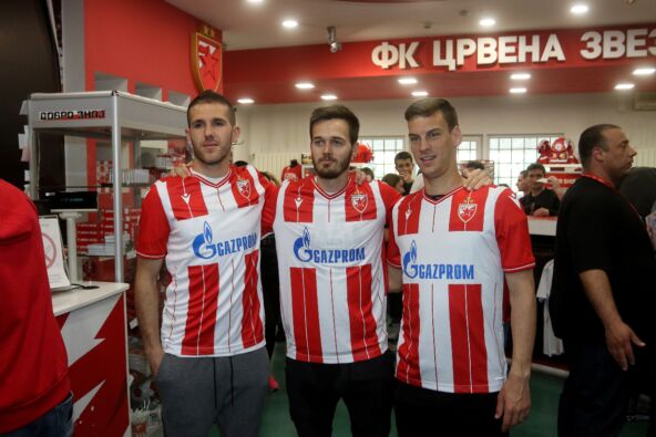 Aleksa Vukanović, Miloš Vulić i Mirko Ivanić u prodavnici Crvene zvezde.jpg