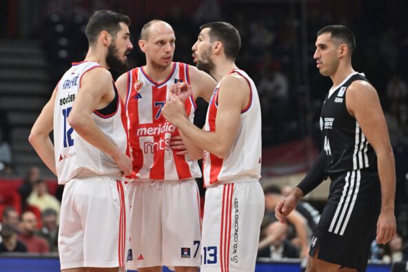 Nikola Kalinić ,Dejan Davidovac i Ognjen Dobrić se dogovaraju na utakmici Zvezda Dubai