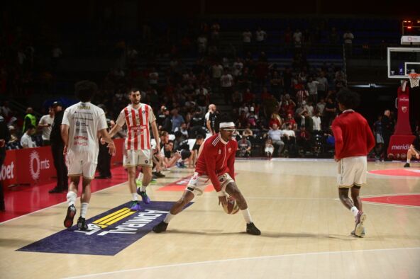 Košarkaši Crvene zvezde na zagrevanju pred derbi