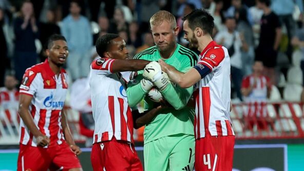 Kasper Šmajhel u borbi za loptu sa fudbalerima Zvezde