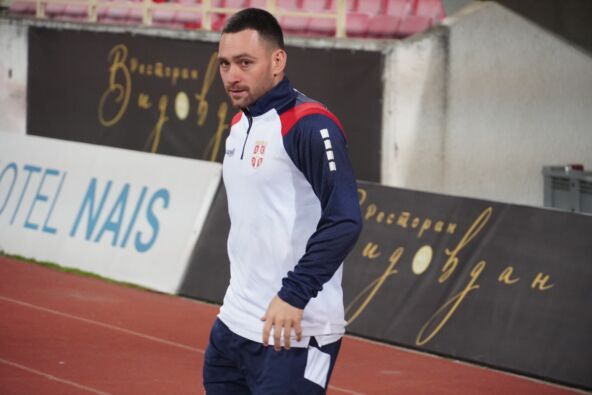 Andrija Živković kao kapiten izlazi na utakmicu Srbije.jpg