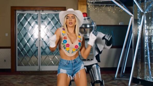 Jovana Jeremić u AI spotu Željka Mitrovića