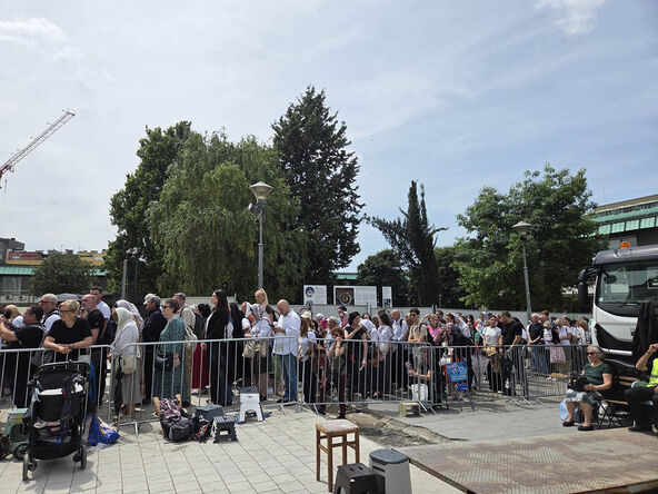 Kilometarske kolone ispred Hrama Svetog Save (1).jpg