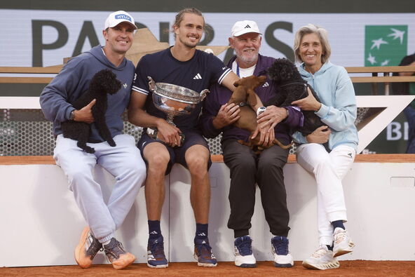 Saša Zverev sa majkom Irinom ocem Aleksanderom i bratom Mišom na Rolan Garosu