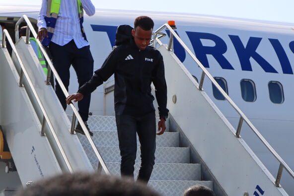 Proterani fudbalski sudija iz Somalije Omar Abdulkadir Artan izlazi iz aviona