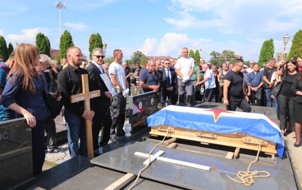 Sahrana Marijana Beneša i sanduk pokriven zastavom Jugoslavije