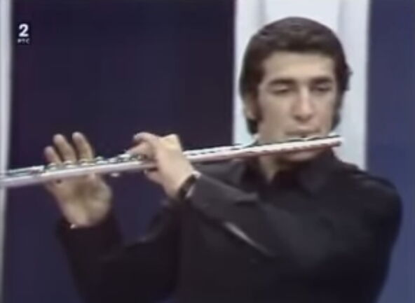 Marijan Beneš svira flautu