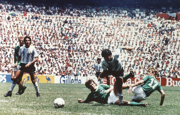 Dijego Maradona u prodoru na utakmici Argentina Nemačka na Stadionu Asteka u Meksiko Sitiju