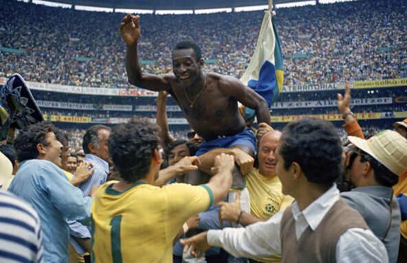 Pele slavi titulu šampiona sveta Brazila na Stadionu Asteka u Meksiko Sitiju