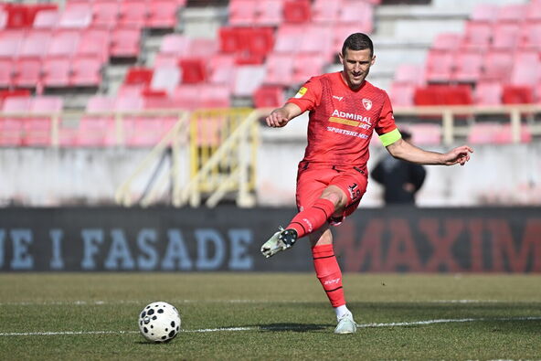 Milan Mitrović kapiten Radničkog 1923 dodaje loptu
