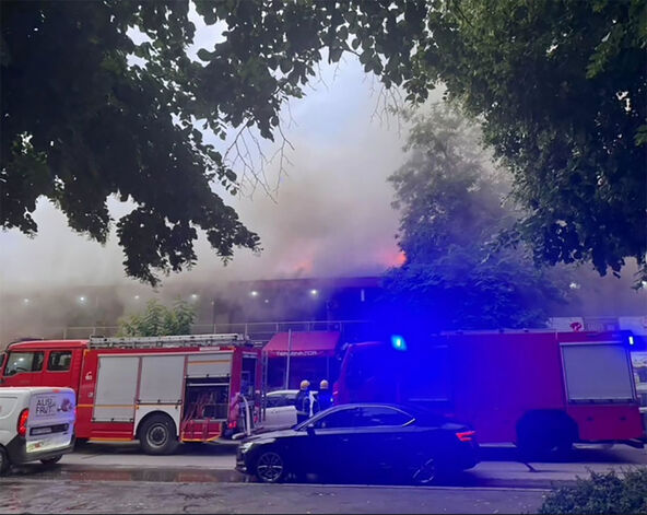 Veliki požar u tržnom centru Enjub na Novom Beogradu (1).jpg
