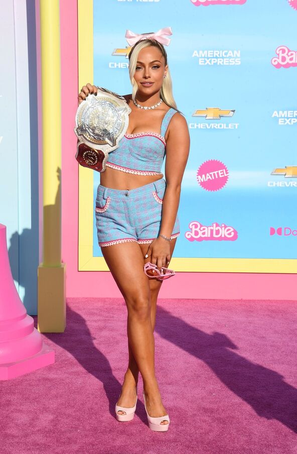 Liv Morgan na crvenom tepihu filma Barbi