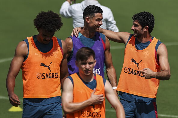 Kristijano Ronaldo sa igračima Portugala.