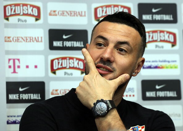 Danijel Subašić sa rukom na licu.