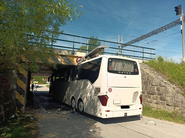 Autobus se zakucao u podvožnjak (1).jpg