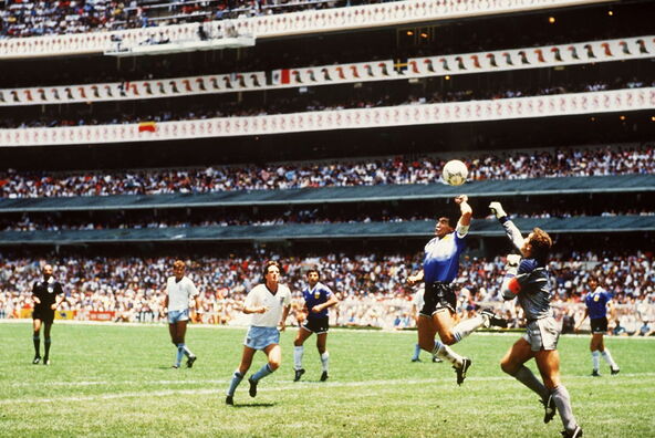 Dijego Maradona daje gol rukom na Argentina Engleska
