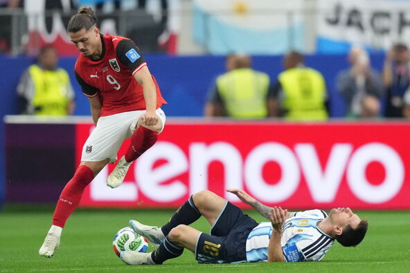 Lionel Mesi pada u duelu sa Austrijancem Marcelom Sabicerom