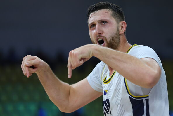 Jusuf Nurkić gestikulira u dresu Bosne i Hercegovine