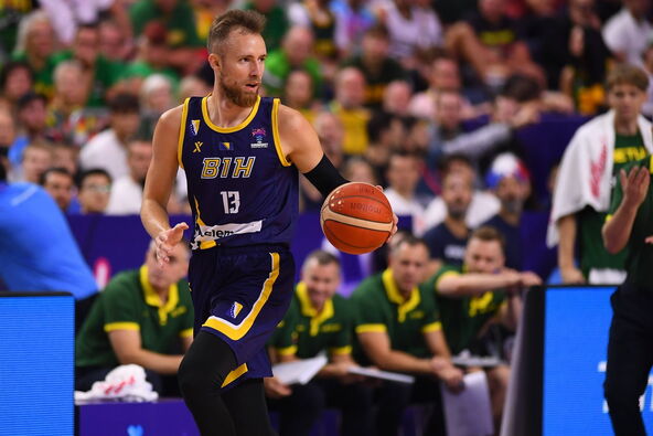 Džanan Musa prevodi loptu na polovinu Litvanije na utakmici Eurobasketa
