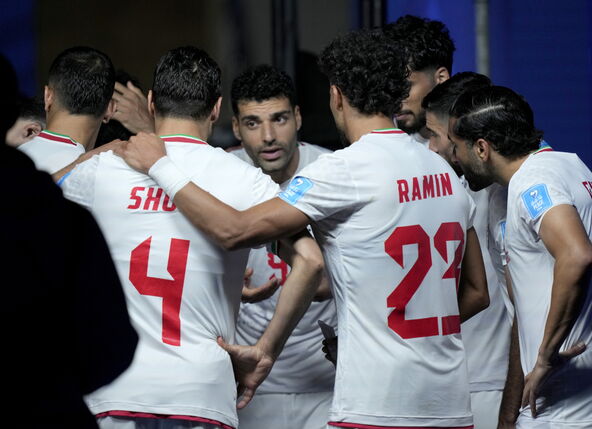 Kapiten Irana Mehdi Taremi drži govor saigračima u poluvremenu utakmice protiv Egipta na Svetskom prvenstvu 2026