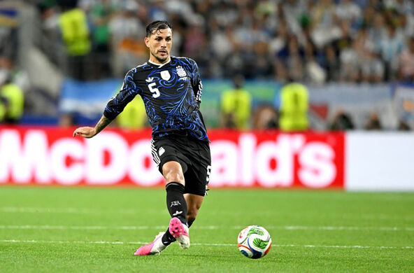 Leandro Paredes dodaje loptu na utakmici Argentine na Svetskom prvenstvu 2026