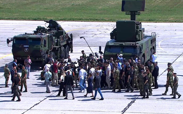 Vučić vojni aerodrom Batajnica (1).jpg