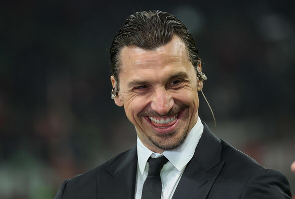 Zlatan Ibrahimović u odelu se kezi.