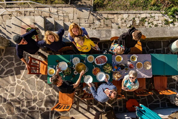 Porodica ruča u dvorištu u Italiji