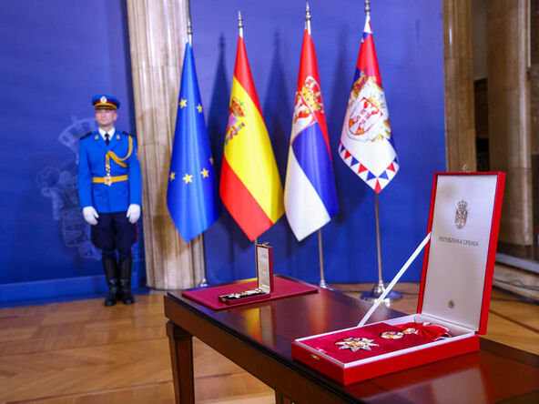Orden Karađorđeve zvezde prvog stepena i Krst za vojne zasluge sa žutom trakom Kraljevine Španije  (2).jpg