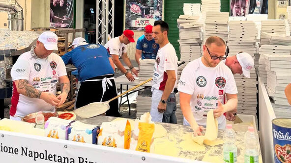 Damir sa kolegama za 12 sati napravio čak 12.000 pizza  (3).jpg