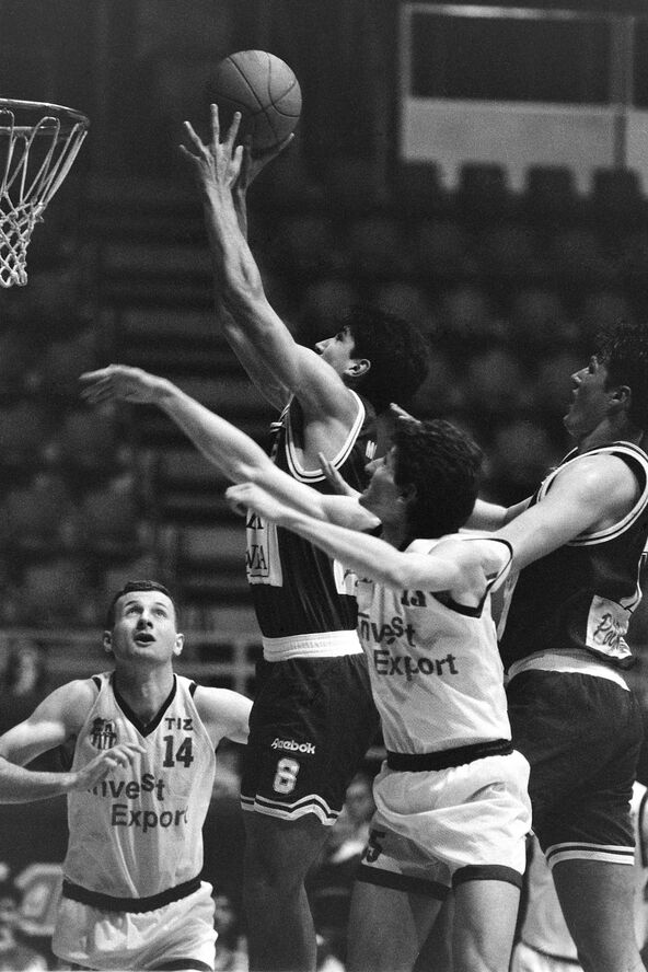 Predrag Stojaković daje koš za Zvezdu protiv OKK Beograda