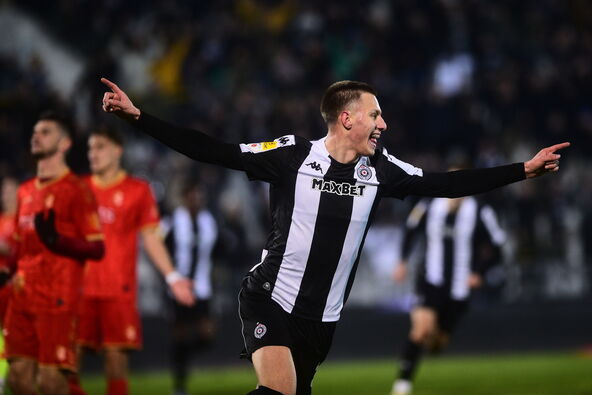 Ognjen Ugrešić slavi gol u dresu Partizana