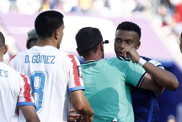 Kilijan Mbape u duelu sa Paragvajcem Dijegom Gomezom na Svetskom prvenstvu