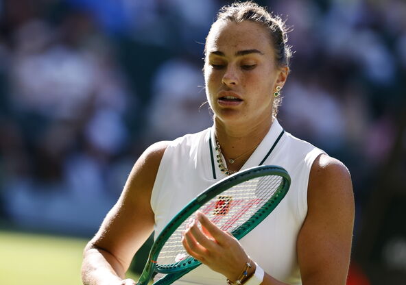 Arina Sabalenka namešta reket u toku meča protiv Naomi Osake na Vimbldonu