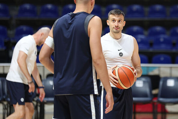 Zagrevanje košarkaša na utakmici Srbija - Bosna i Hercegovina(24).jpg