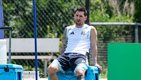 Leo Mesi sedi na kanti za đubre na treningu Argentine