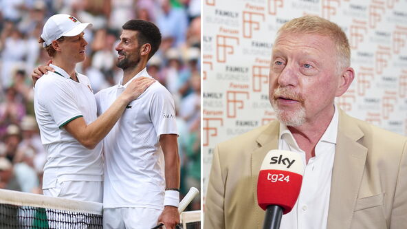 Boris Beker sa desne strane s mikrofonom, a sa leve se grle Janik Siner i Novak Đoković.