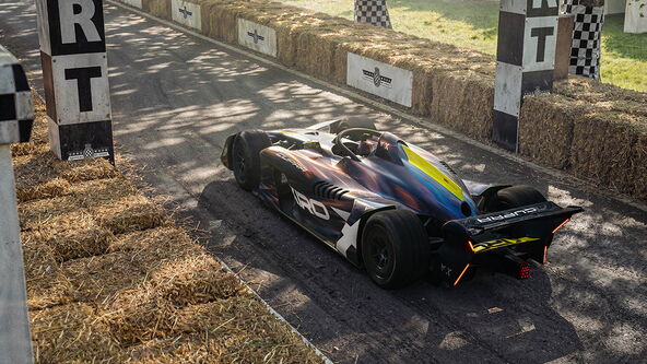 003_CUPRA-reinforces-its-racing-commitment-by-extending-its-Formula-E-partnership-with-KIRO-and-showcases-the-Leon-VZ-e-Hybrid-Racer-at-Goodwood-Festival-of-Speed_HQ copy.jpg